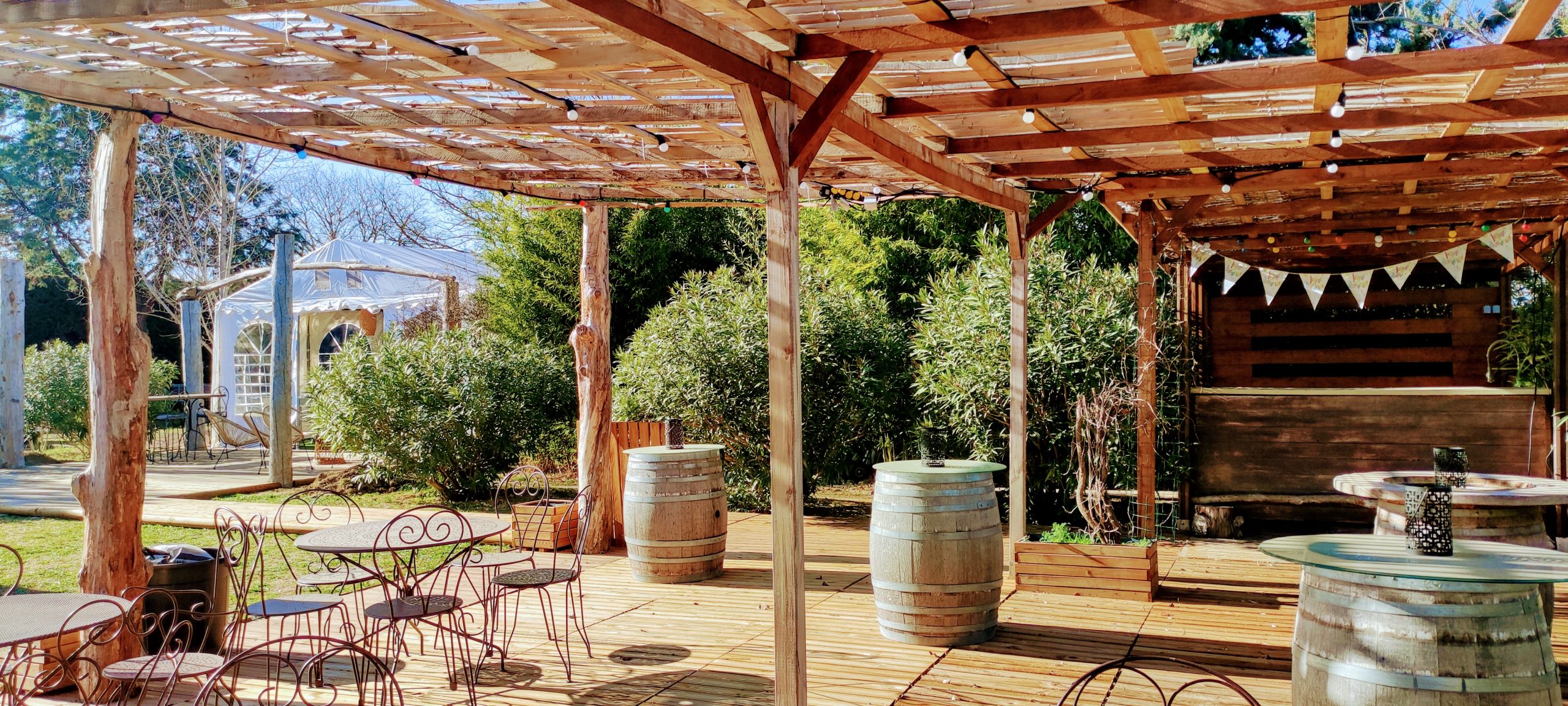 location de la paillote des Coquilloux avec terrasse ombragée dans le jardin